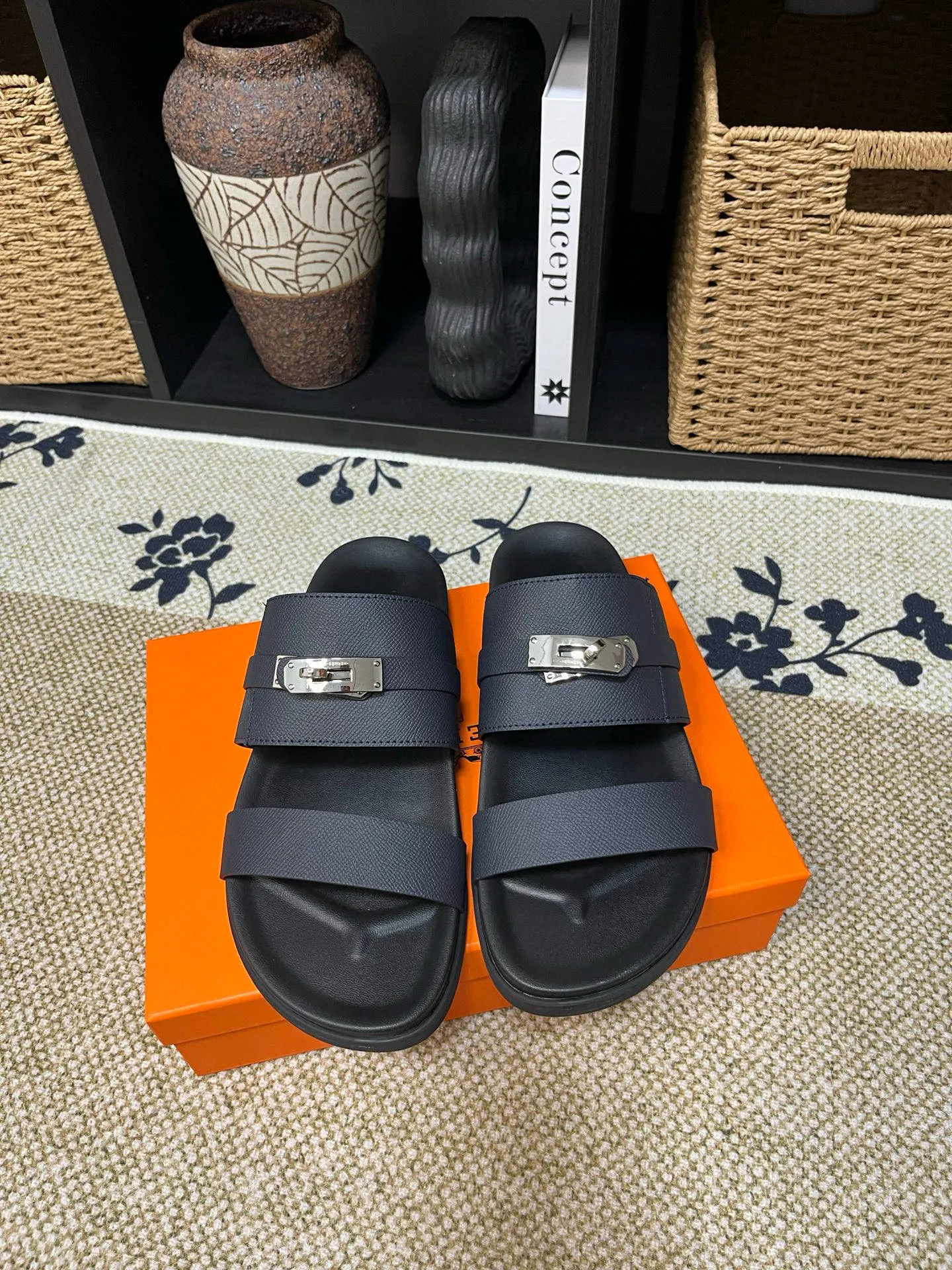 P300 Long-term stock Hermes men’s Kazimir slippers for couples - top quality woven calfskin functional sandals with intertwined uppers inspired by the “H” iconic pattern to create a casual look, perfect for summer. Imported cowhide + cowhide lining + TUP outsole Size: 35-46